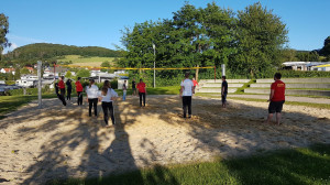 Den Abend mit Beachvolleyball ausklingen lassen