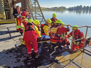 Nach dem Abseilen galt es, die Verunfallten schnellstmöglich aber sicher zum Rettungsdienst an Land zu bringen