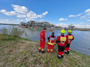 Der Schwimmbager mit über 25 zu Evakuierenden stellte die Zusammenarbeit aller Einheiten auf die Probe