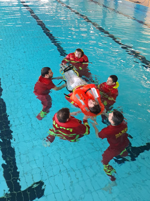 Praktische Übungen im Wasser