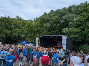 Jeden Morgen und Abend haben wir beim Bühnenprogramm Raphi erfolgreich auf der Suche nach einer guten Insel begleitet